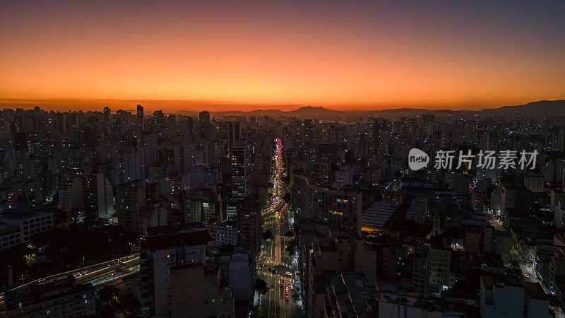 下午晚些时候，圣保罗<s:1> o jo<e:1>大街上的建筑物外观